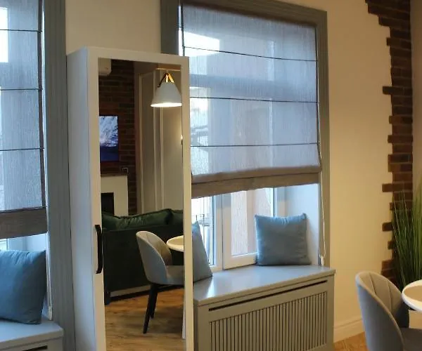 Lion's Gate Apartment *