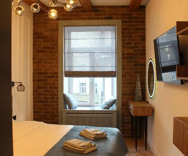 Lion's Gate Apartment *