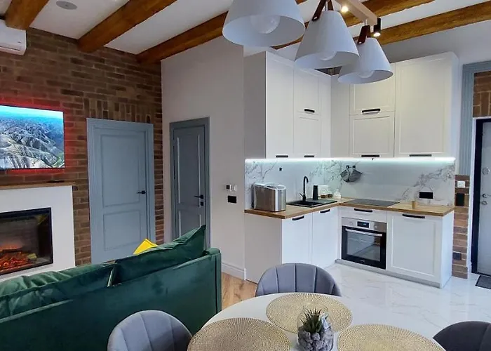 Lion's Gate Apartment *