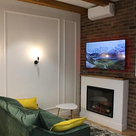 Lion's Gate Апартаменти